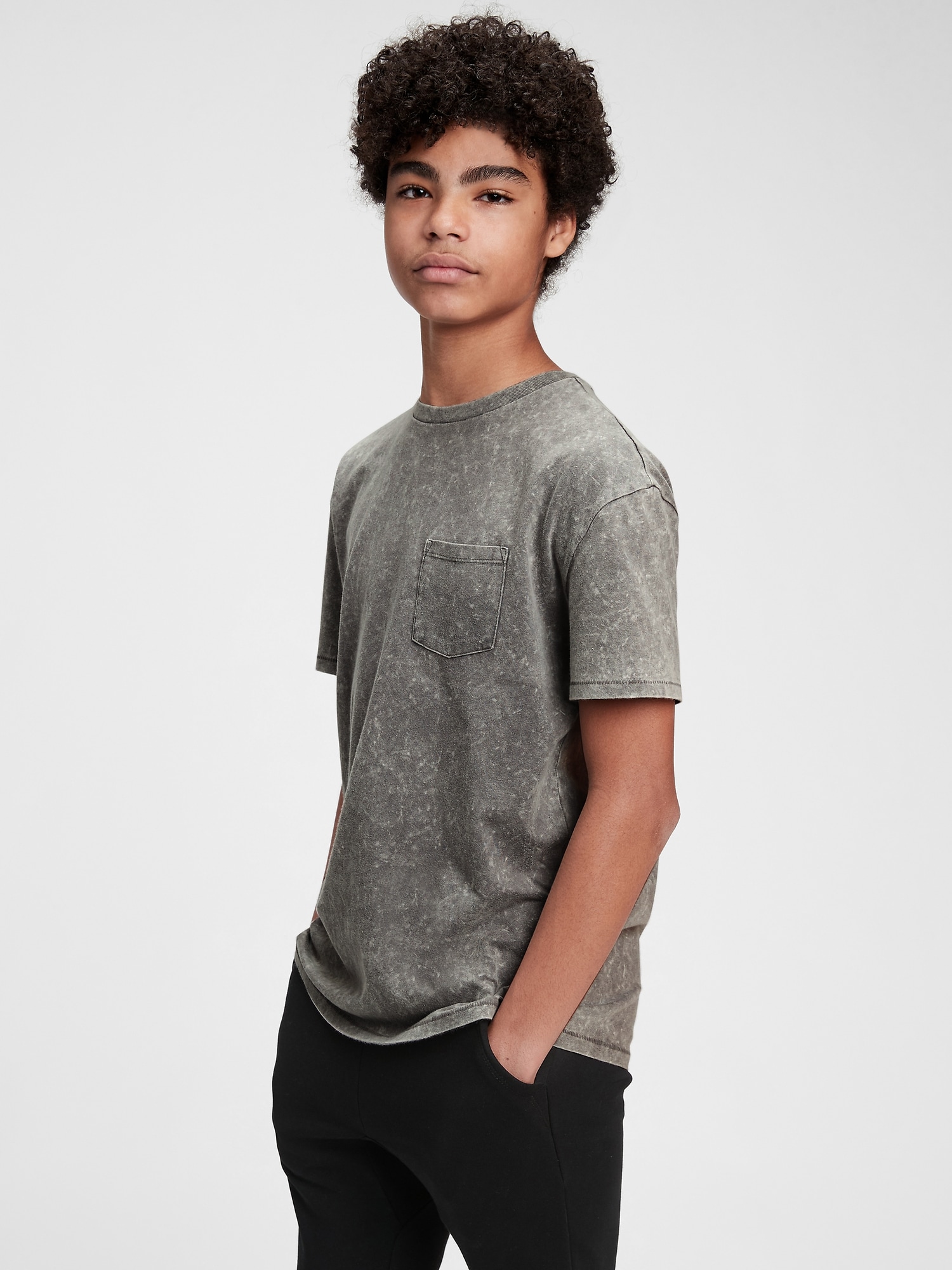 Gap Genç Erkek | Kısa Kollu Cepli T-Shirt. 1
