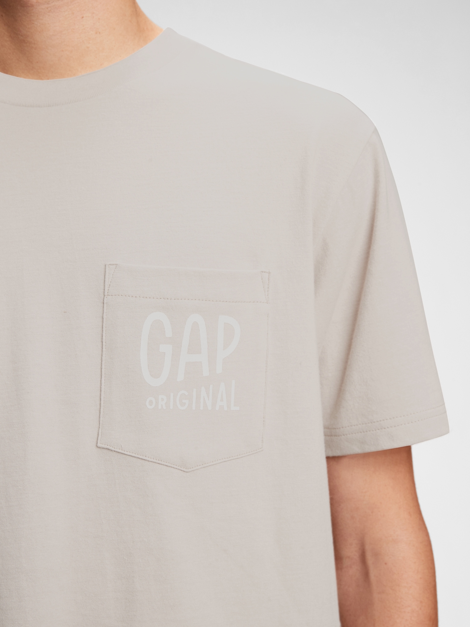 Gap Logo T-Shirt. 9